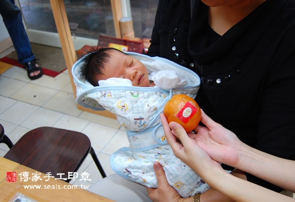 李寶寶(新北永和區嬰兒寶寶滿月剃頭理髮、免費嬰兒剃胎毛儀式吉祥話)。中國風會場，爸媽寶貝免費穿「日中韓」古裝禮服。專業拍照、DVD光碟、證書。★購買「臍帶章、肚臍章、胎毛筆刷印章」贈送：剃頭、收涎、抓周，三選一。 2015.10.31 照片9